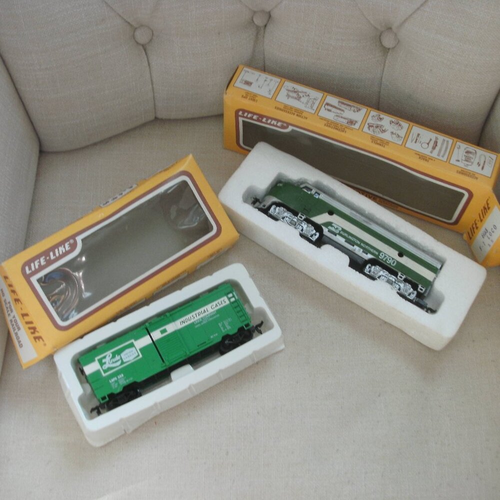 LIFE LIKE HO Train Cars 9987 Powered Locomotive BN 9790 & 8475 Box Car Linde 358